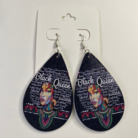 Wooden teardrop earring with “Black Queen” - Picture 1 of 3